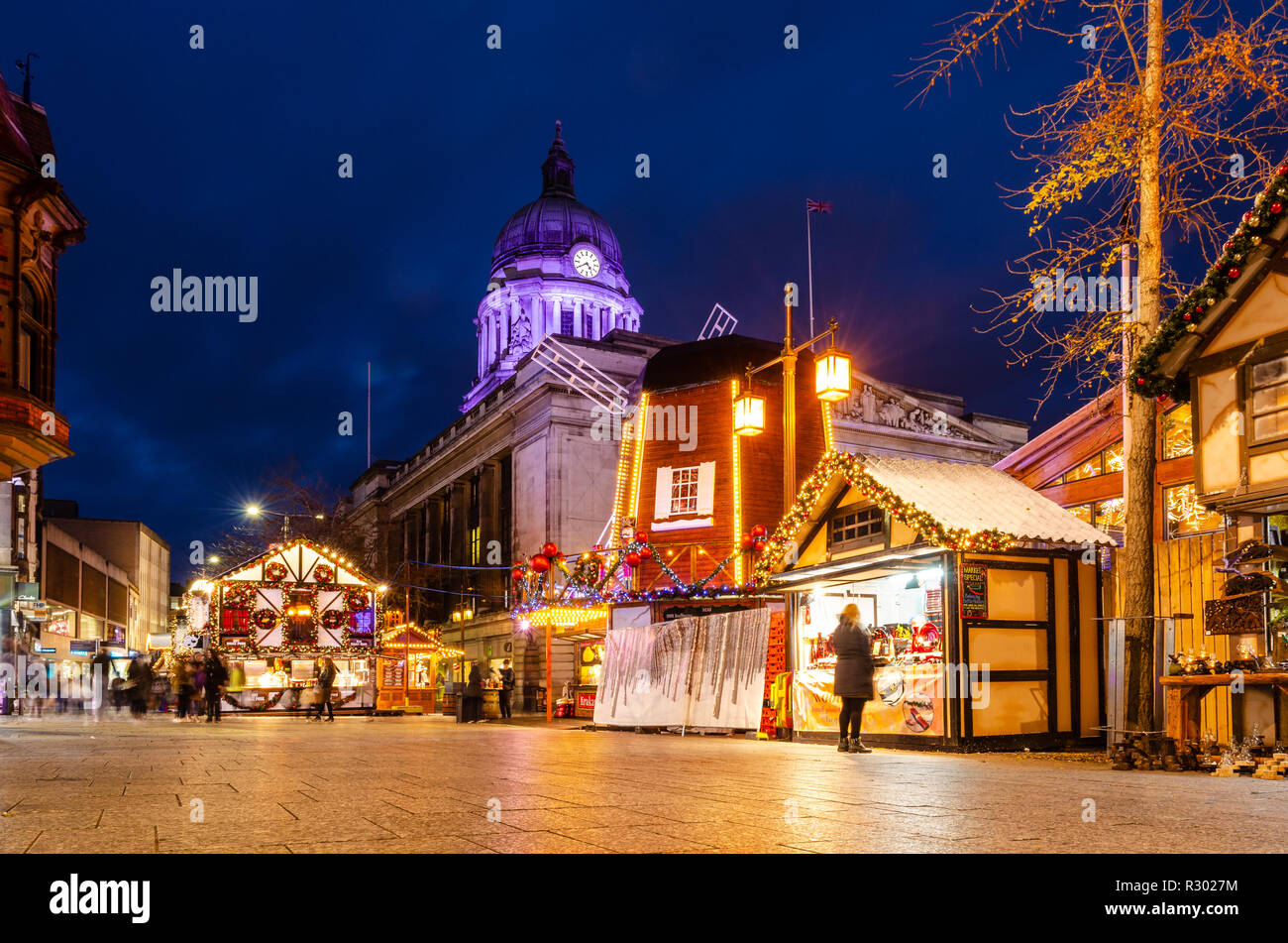 Une longue exposition de Nottingham Marché de Noël en 2018 en place du Vieux Marché, Nottingham, Royaume-Uni Banque D'Images