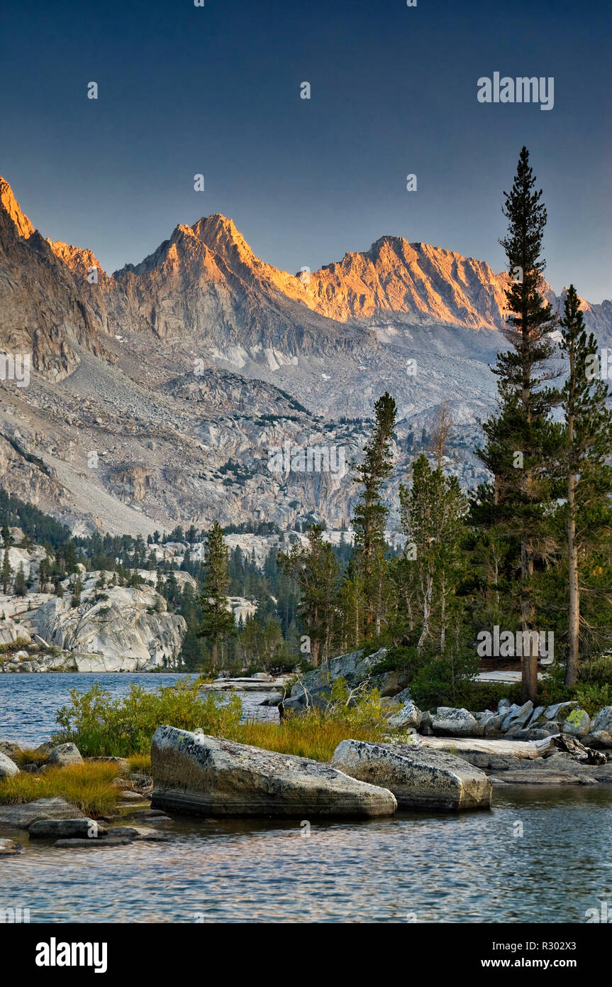 Mont Thompson (à gauche), dans le bassin du lac bleu Sabrina, évolution Région, John Muir Wilderness, est de la Sierra Nevada, Californie, USA Banque D'Images