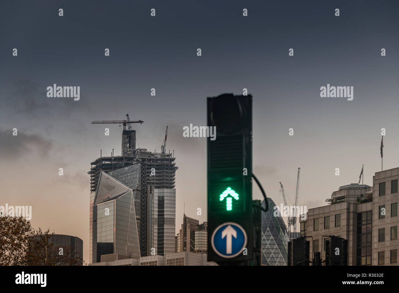 Feu vert et tout droit, flèche vers le haut avec de grands édifices de la ville et du site de construction dans la ville de Londres Banque D'Images