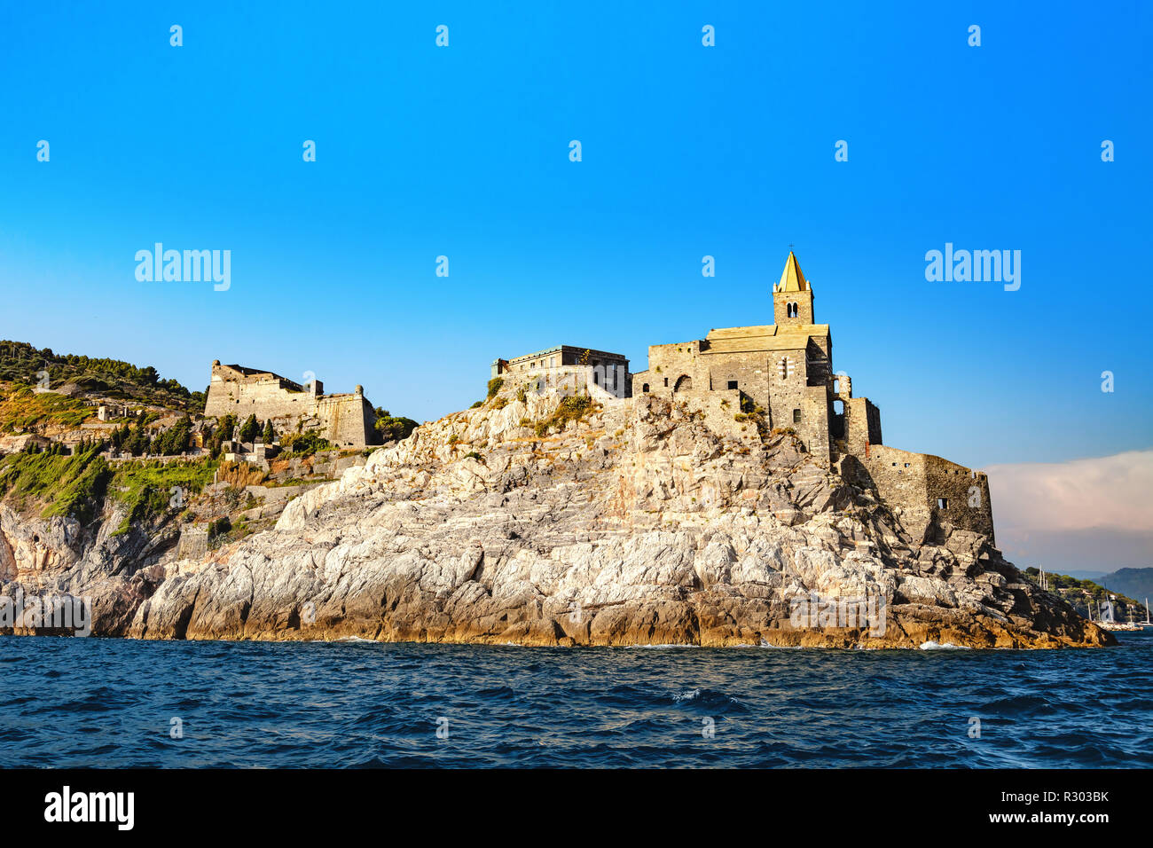 Portovenere, Cinque Terre, Ligurie, Italie - 09 août 2018 - Vue de l'ancienne église de San Pietro (St. Peter consacrée en 1198) à Portovenere Banque D'Images