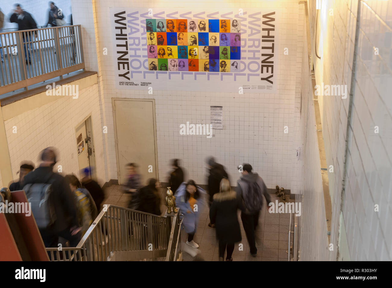 La 14e St-Eighth la station de métro Avenue à New York est pris en charge par la publicité pour le jour de l'ouverture du musée Whitney 'Andy Warhol-From A à B et vice-versa' show, vu le lundi 12 novembre, 2018. Le spectacle est la première grande rétrospective de l'artiste travaille aux États-Unis depuis 1989. Des affiches représentant l'iconique Warhol images et citations de l'artiste décore les murs de la station. (© Richard B. Levine) Banque D'Images