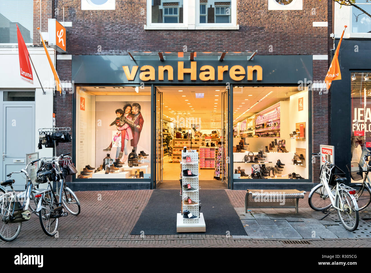 Van Haren succursale à Sneek, Pays-Bas. Van Haren est un détaillant de  chaussures et d'une partie du groupe Deichmann, le plus grand détaillant de  chaussures Photo Stock - Alamy