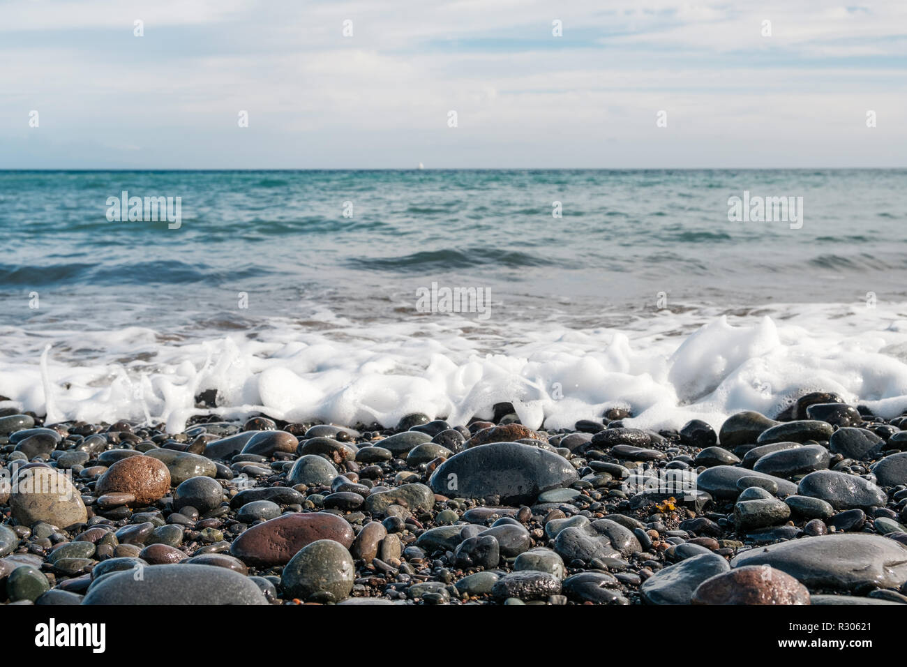 Pebble stone beach - des pierres sur la côte de l'océan Banque D'Images
