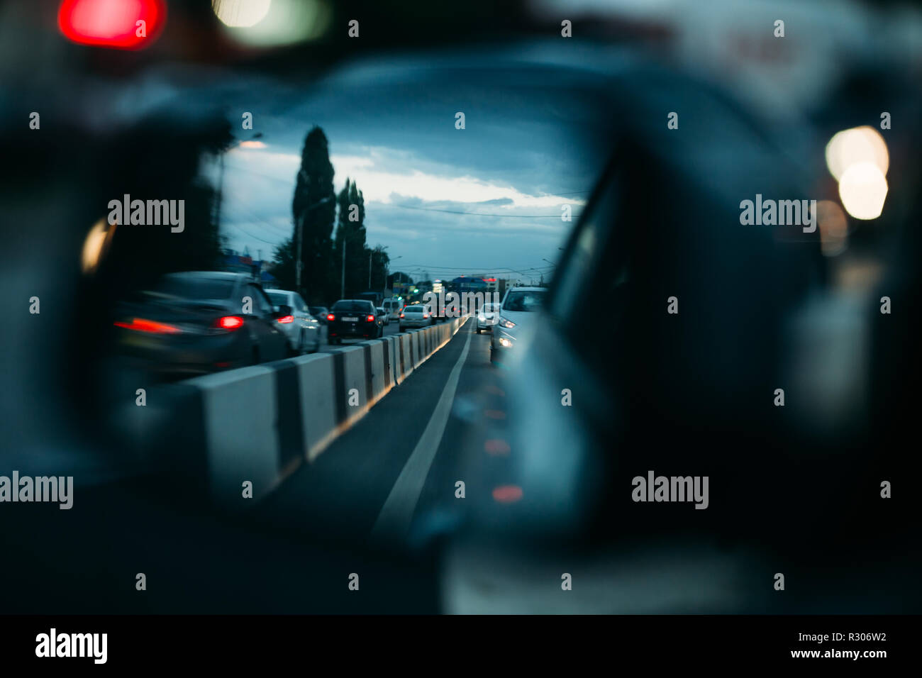 Vue dans le rétroviseur sur la voiture, dans un embouteillage permanent. La congestion du trafic. Banque D'Images Vue dans le rétroviseur sur la voiture, dans un embouteillage permanent. La congestion du trafic. Banque D'Images