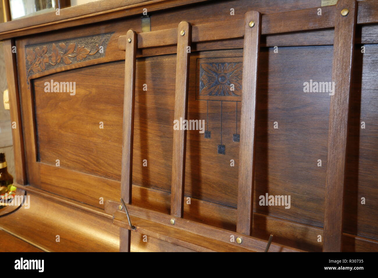 Vieux piano droit dans le couloir Banque D'Images