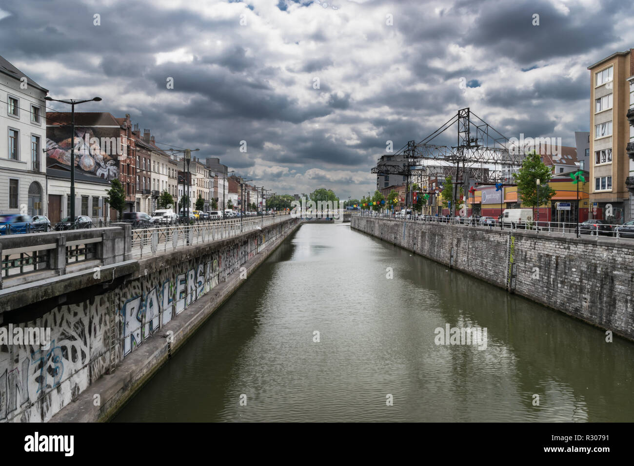 Vue sur le canal de l'industrie locale et des rues à Molenbeek, Bruxelles, Belgique Banque D'Images