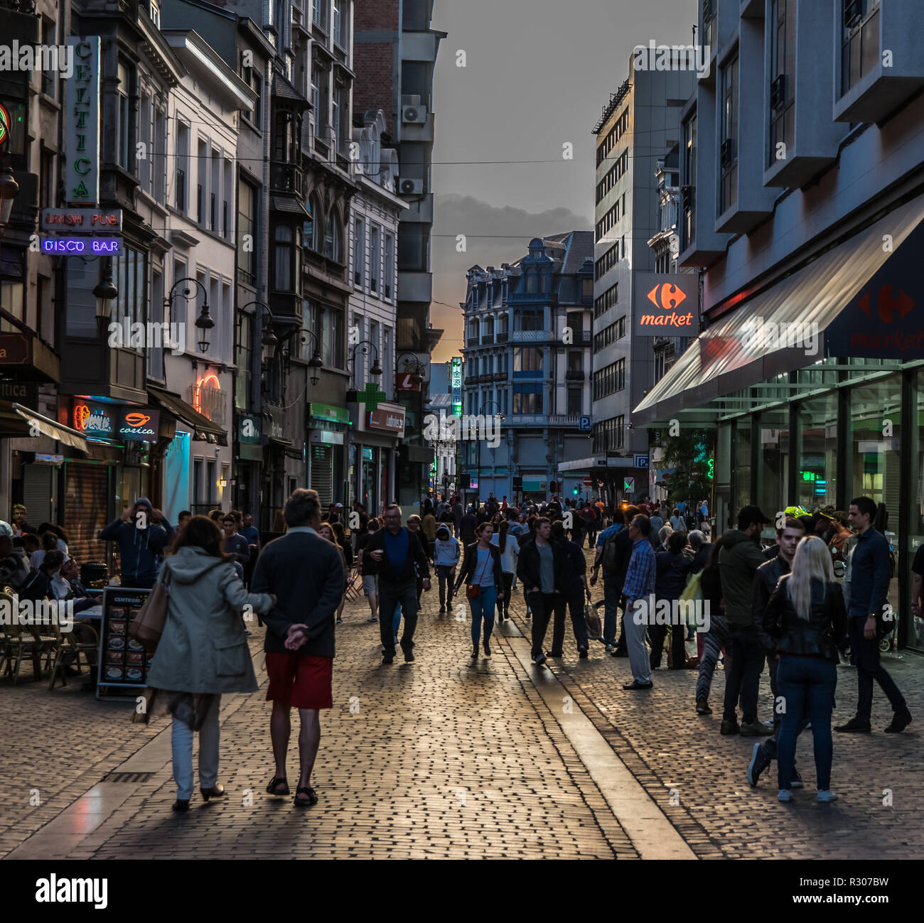 Les touristes en se promenant dans les rues de la vieille ville à Bruxelles, Belgique. Banque D'Images