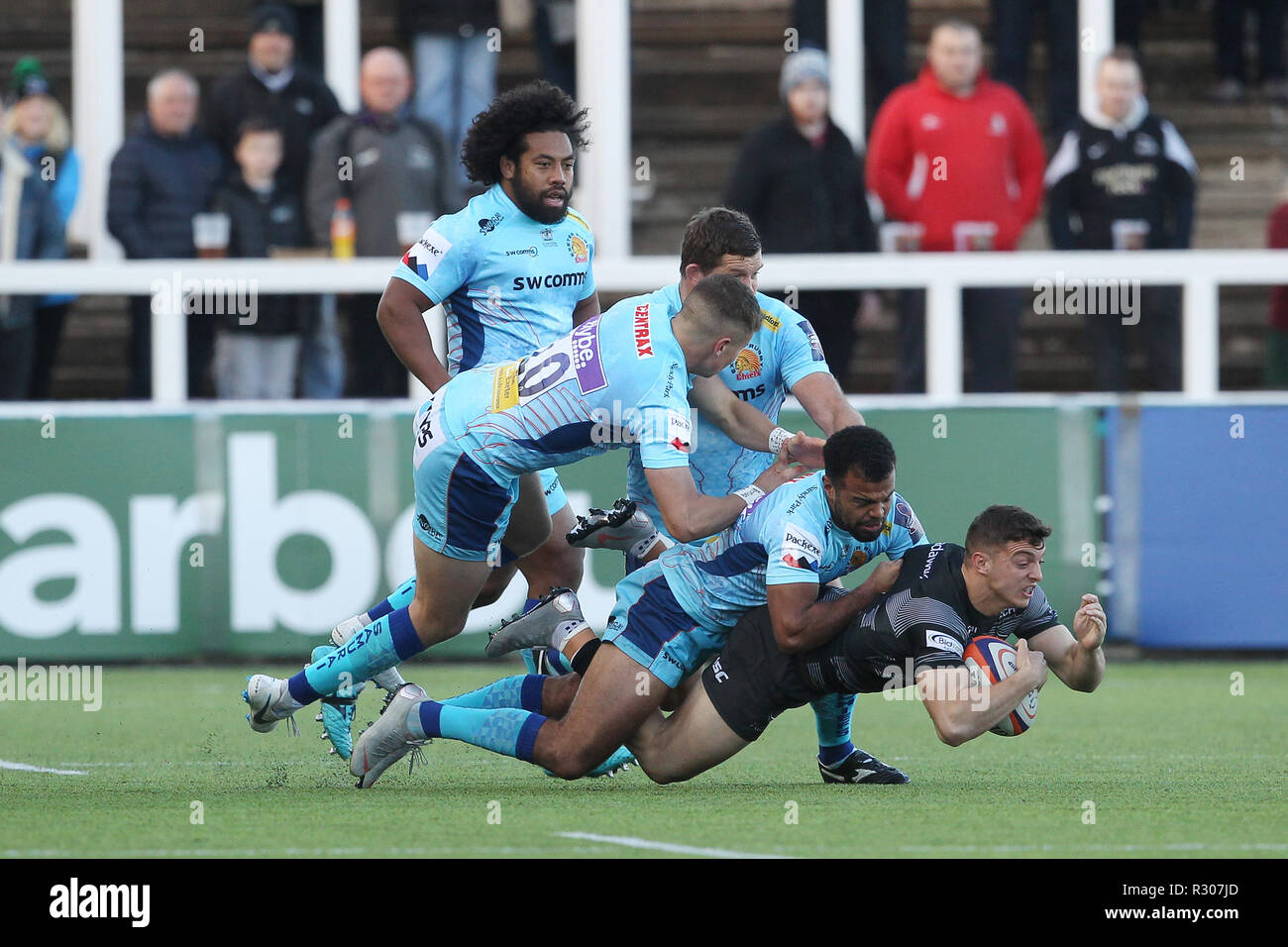 NEWCASTLE upon Tyne. 28 octobre 2018 Adam Radwan de Newcastle Falcons est abordé par Harvey Skinner et Tom O'Flaherty au cours de la Premiership Cup match entre Newcastle Falcons et Exeter Chiefs à Kingston Park, Newcastle upon Tyne Le dimanche 28 octobre 2018. ©MI News & Sport Ltd | Alamy Live News Banque D'Images