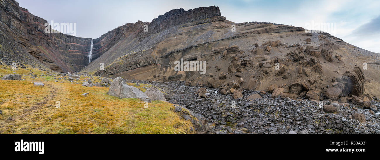 La Hengifoss Cascades, Fljotsdalur valley, dans l'Est de l'Islande. Cette image est tourné à l'aide d'un drone. Banque D'Images
