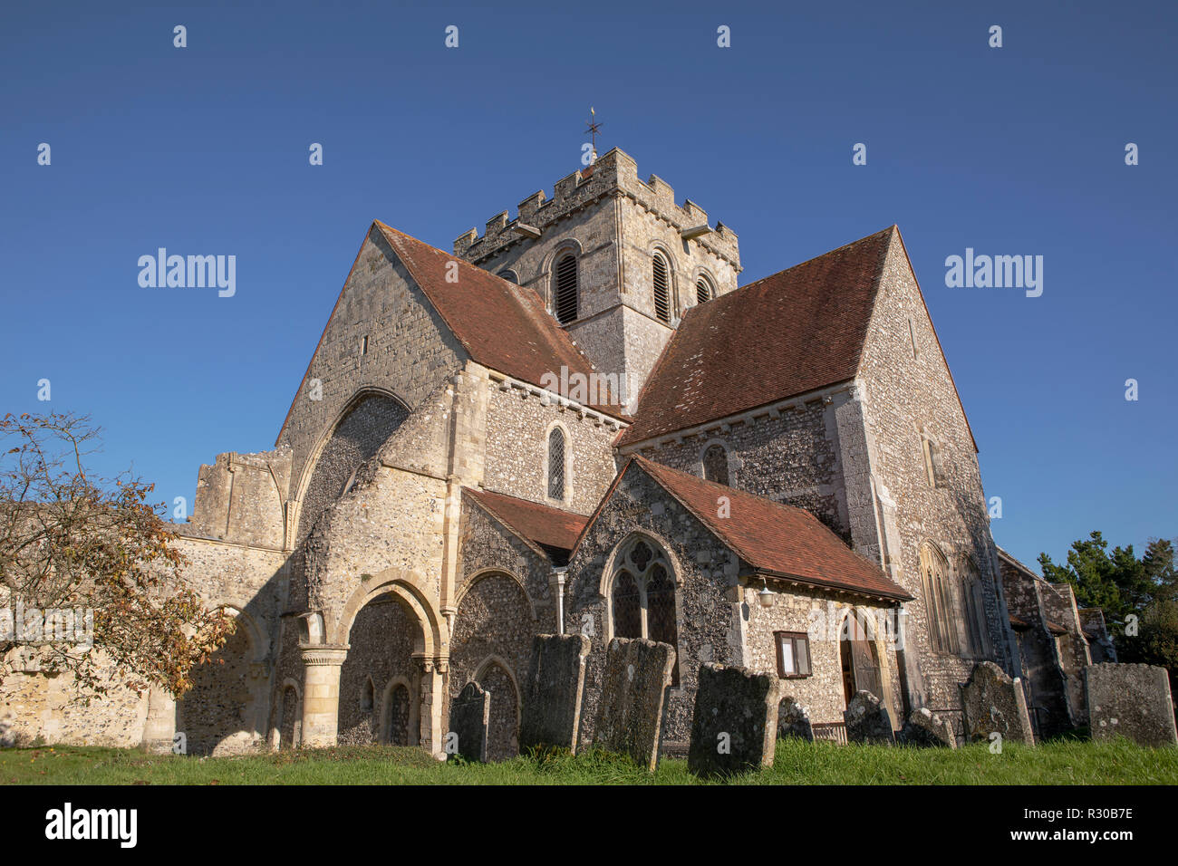 L'église pittoresque de St Mary et St Blaise dans le West Sussex village de Boxgrove. Éclairé par un faible soleil hivers. Banque D'Images