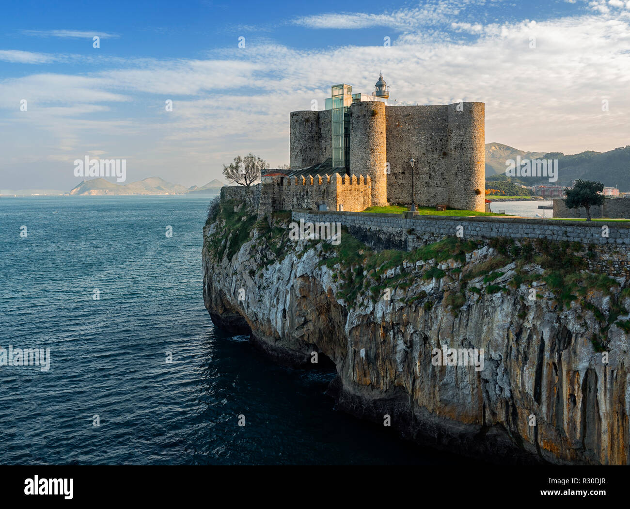 Un phare de Castro au crépuscule vue panoramique Banque D'Images