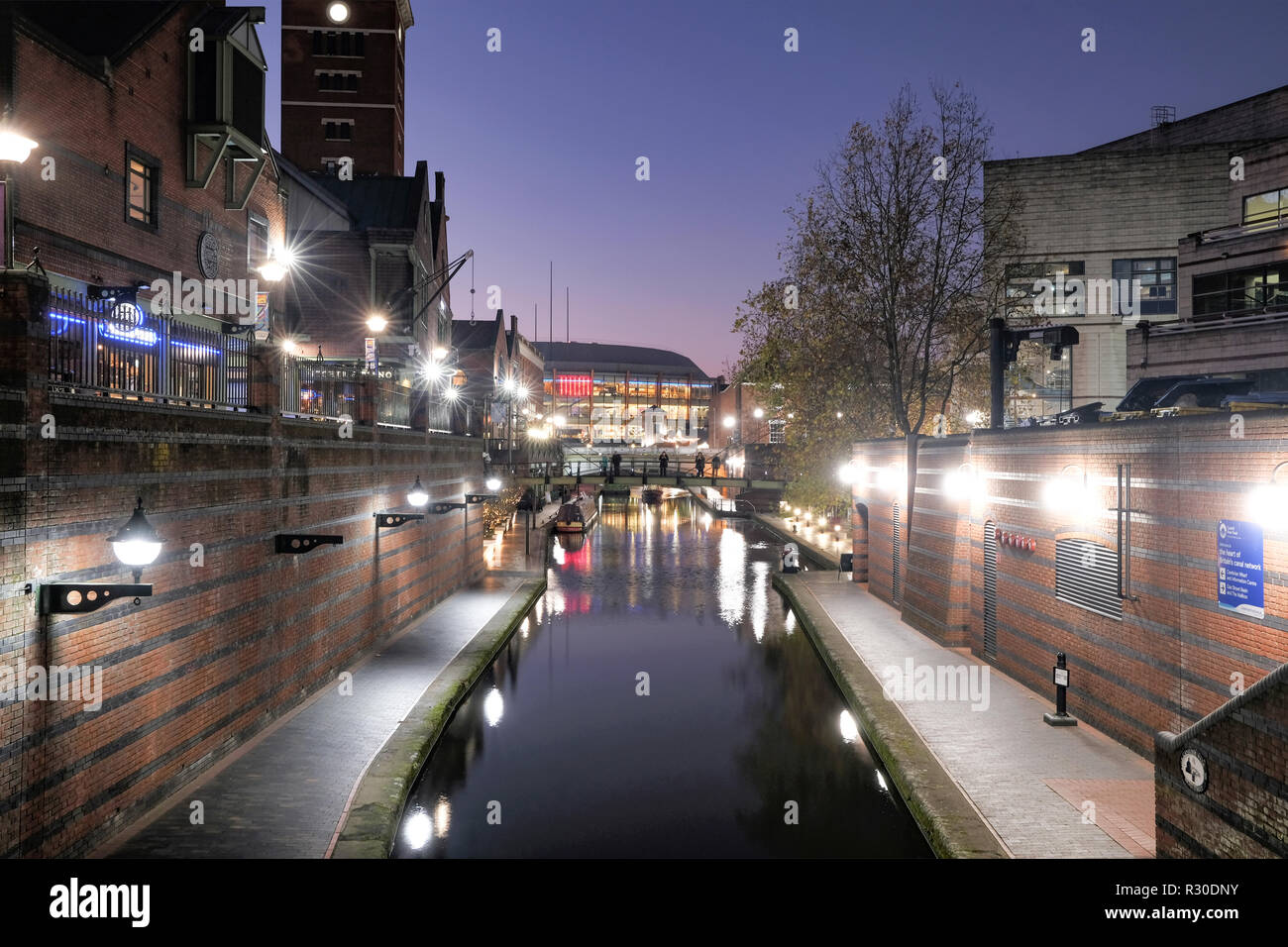 Une nuit, tiré de l'ancien canal de ligne principale dans le centre-ville de Birmingham qui passe dans la région. Brindley Place est illuminé par la lumière de la rue Banque D'Images