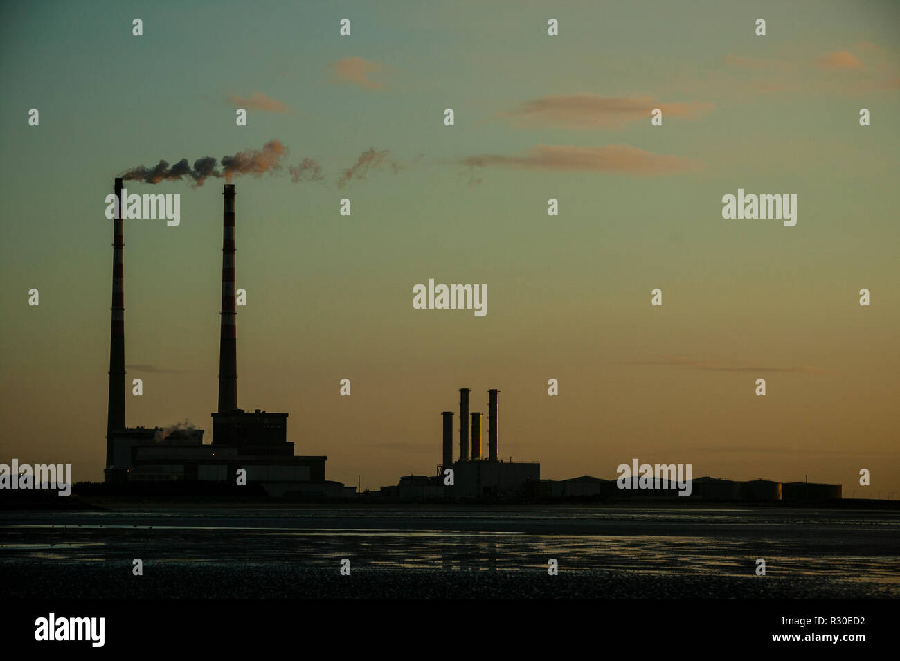 Poolbeg gas-oil Power Station de Sandymount strand, tôt le matin Banque D'Images