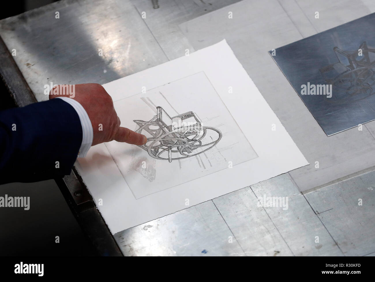 Le Prince de Galles de points à un gravage il créé sur le 'Hockney press' alors qu'il visite le bâtiment Dyson au Royal College of Art, Londres. Banque D'Images