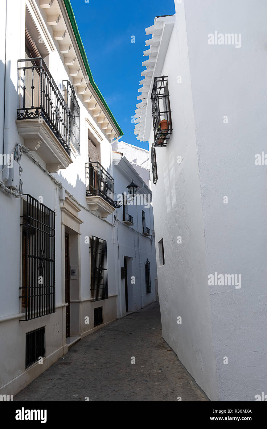 Ruelle de la vieille ville de Cordoue Priego blanc en Andalousie en Espagne sous un beau ciel bleu Banque D'Images