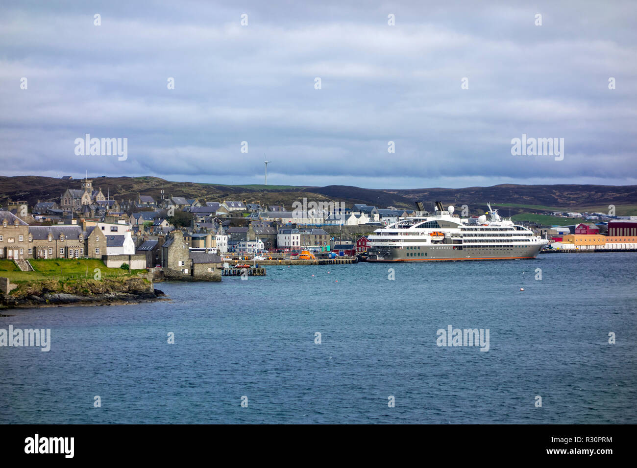 Le Boreal, navire de croisière de la compagnie française de croisières Compagnie du Ponant dans le port de Lerwick, Shetland, Scotland, UK Banque D'Images