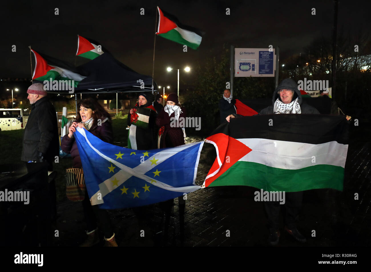 Les manifestants à l'extérieur de la Palestine libre Hampden Park avant de l'UEFA Ligue des Nations Unies, Groupe C1 match à Hampden Park, Glasgow. Banque D'Images