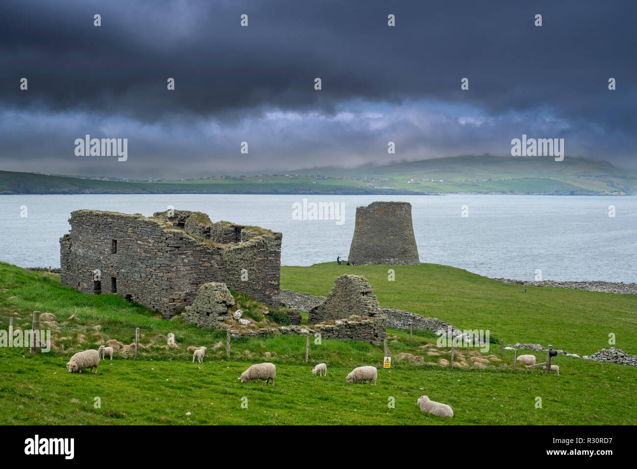 L'Haa, Laird's house et Mousa Broch, à l'âge de fer le plus haut d'Europe et un broch est mieux préservé bâtiments préhistoriques, Shetland, Écosse Banque D'Images