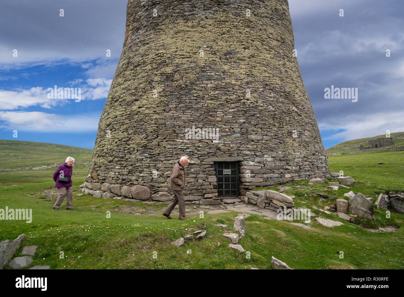 Personnes âgées touristes visitant Mousa Broch, à l'âge de fer le plus haut d'Europe et un broch est mieux préservé bâtiments préhistoriques, Shetland, Scotland, UK Banque D'Images