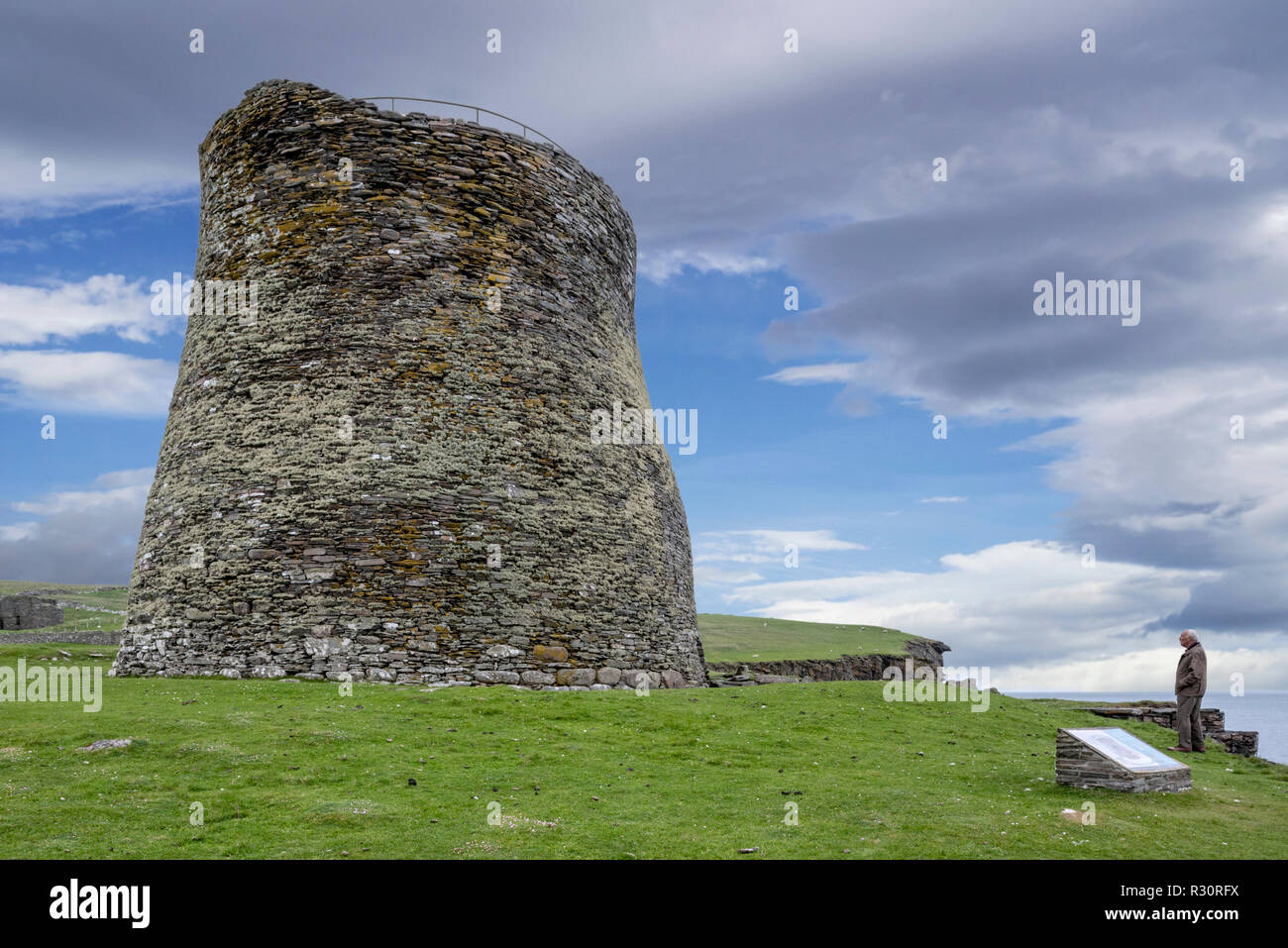 Personnes âgées en visite touristique Mousa Broch, à l'âge de fer le plus haut d'Europe et un broch est mieux préservé bâtiments préhistoriques, Shetland, Scotland, UK Banque D'Images