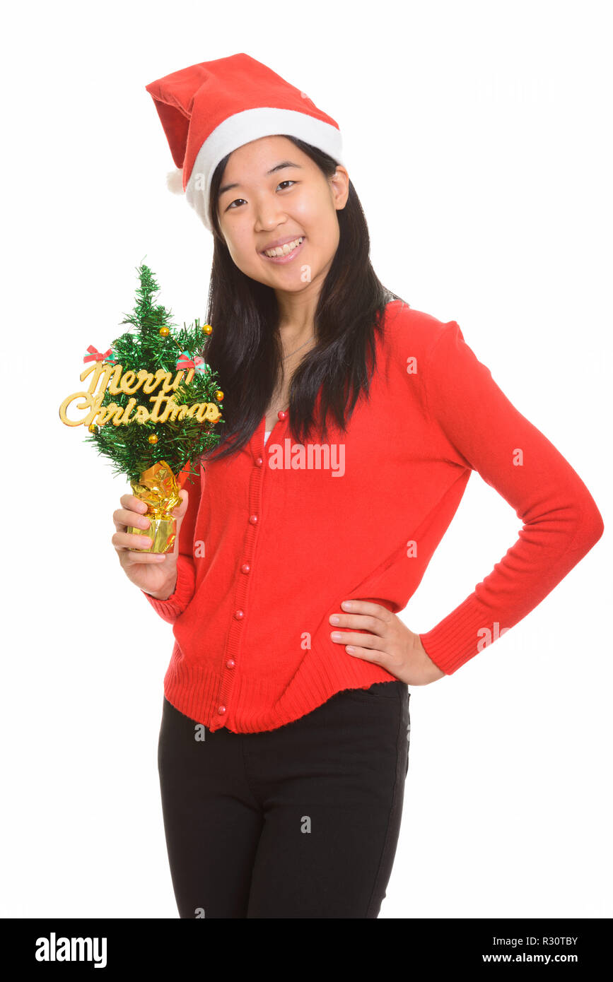 Young happy Asian woman holding Merry Christmas Tree prêt pour C Banque D'Images