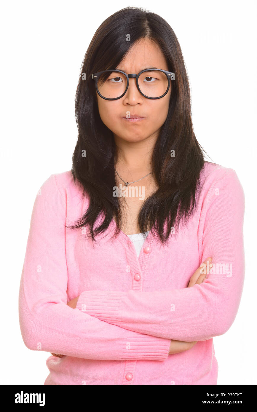 Belle jeune femme asiatique à la colère contre les bras croisés Banque D'Images