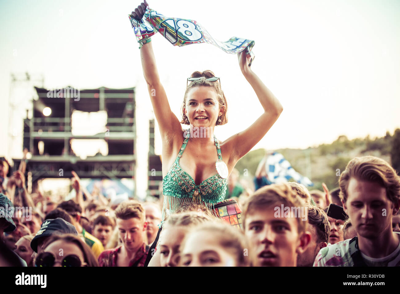 BENICASSIM, ESPAGNE - JUL 22 : La foule lors d'un concert au Festival de Musique le 22 juillet 2018 à Benicassim, Espagne. Banque D'Images