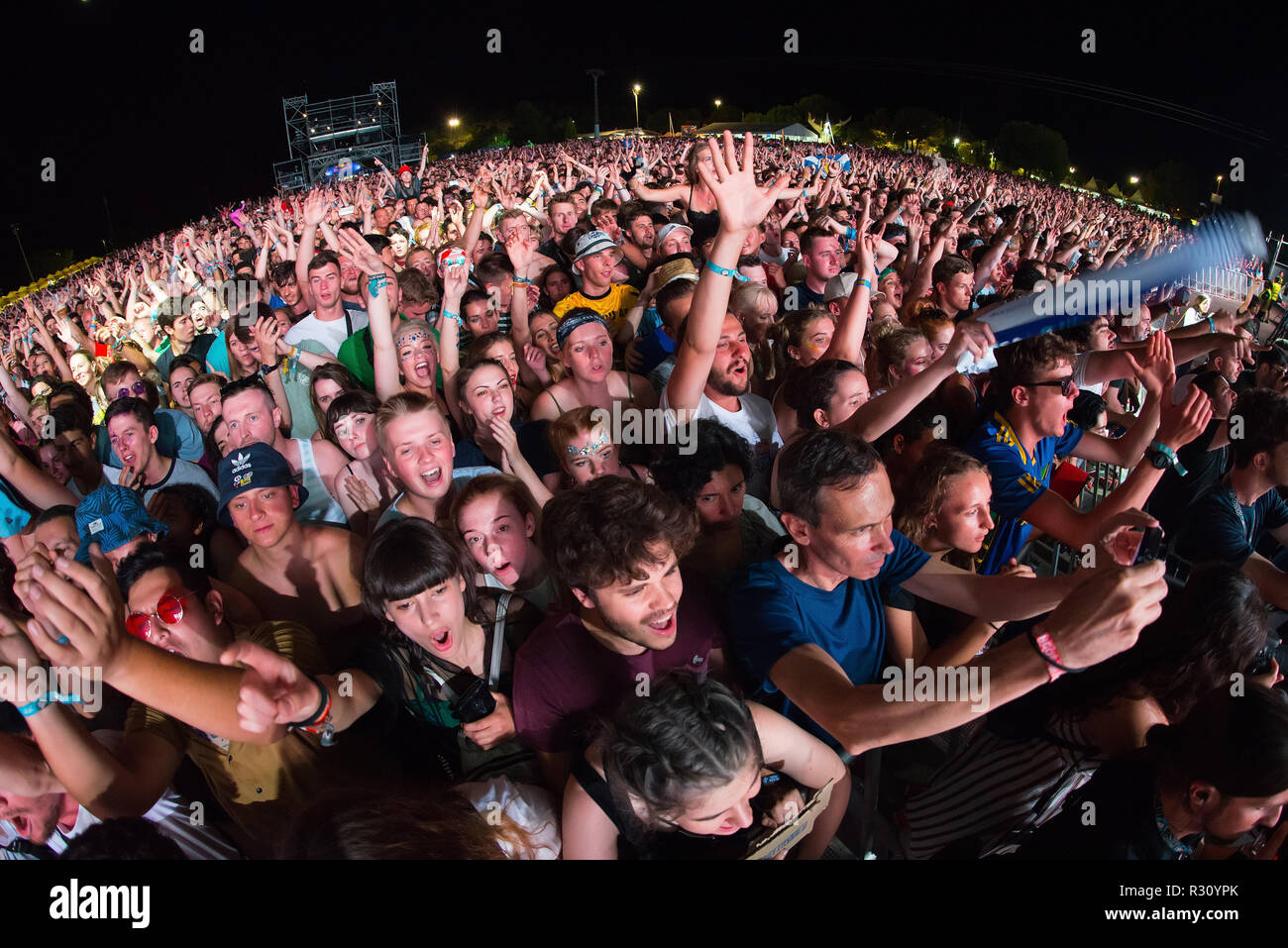 BENICASSIM, ESPAGNE - JUL 22 : La foule lors d'un concert au Festival de Musique le 22 juillet 2018 à Benicassim, Espagne. Banque D'Images