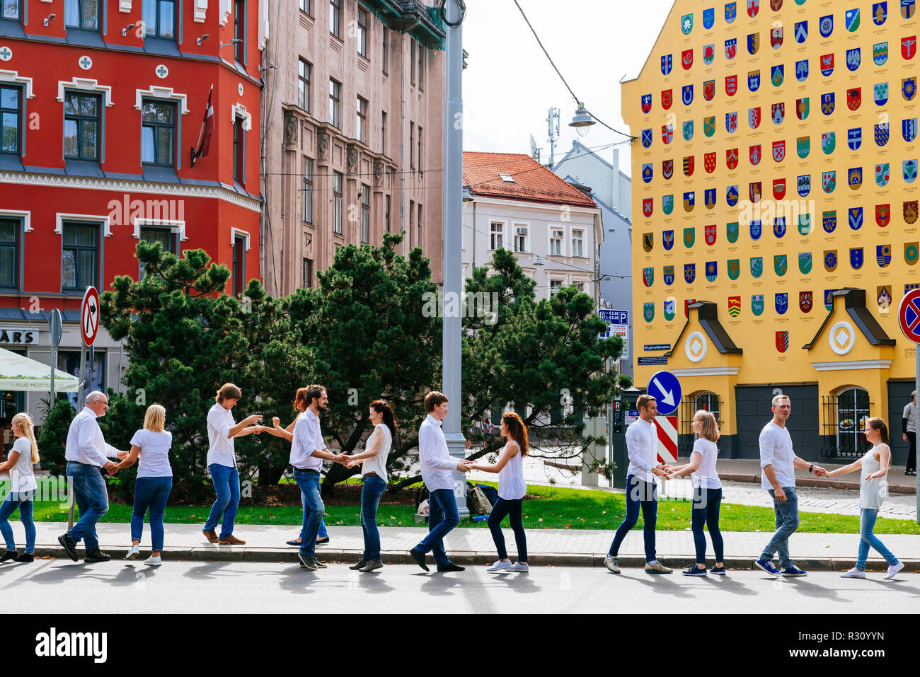 Groupe de résidents de Riga sur la danse de rue. Riga, Lettonie, Pays Baltes, Europe. Banque D'Images