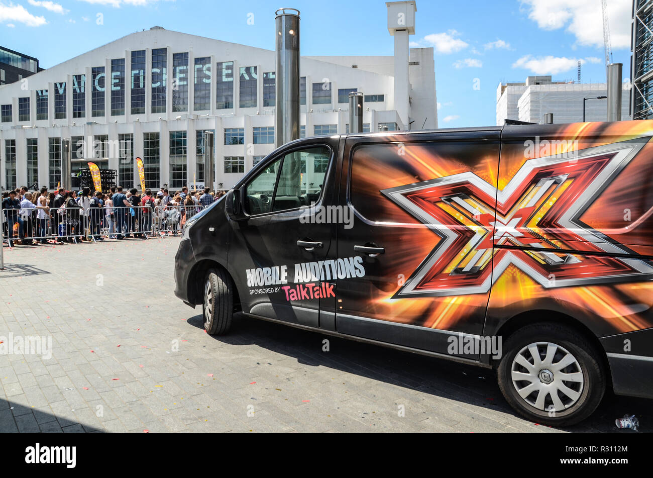 De file d'espoirs X Factor en dehors de Wembley Arena, Londres, de file d'attente pour les auditions avec un van à l'extérieur avec de grandes auditions mobile et graphique X Banque D'Images