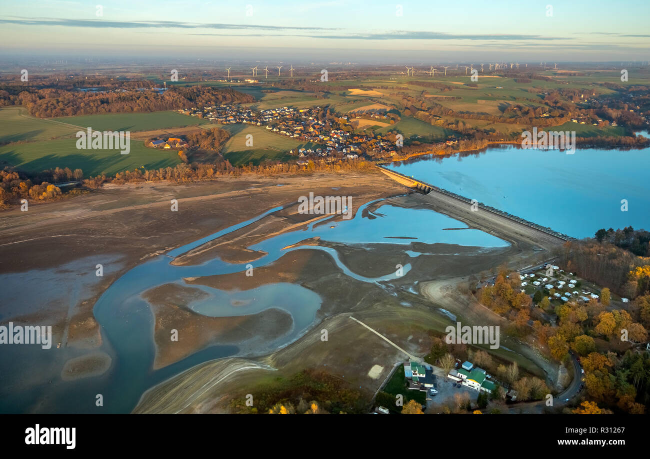 Vue aérienne, de l'eau faible, vaste zone rive Möhnesee, Sauerland, moorings, voilier sur le sec, Soest, Arnsberger Wald nature park, Haarstrang, Nord Banque D'Images