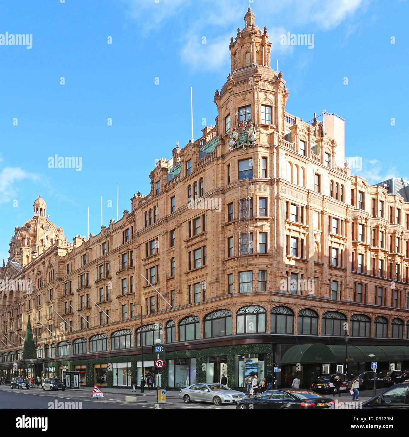 Londres, Royaume-Uni - 19 NOVEMBRE 2013 : un magasin de luxe Harrods sur Brompton Road, Knightsbridge à Londres, Royaume-Uni. Banque D'Images