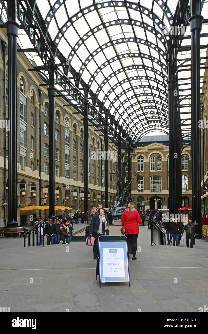 Londres, Royaume-Uni - 23 NOVEMBRE 2013 : Hays Galleria quai avec les touristes de Southwark à Londres, Royaume-Uni. Banque D'Images