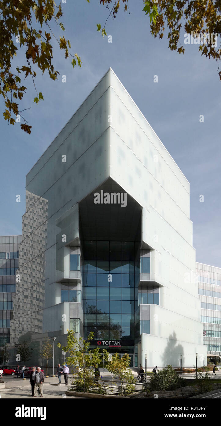 29 octobre 2018, l'Albanie, Tirana : Vue extérieure du centre commercial Toptani à Tirana. Le centre commercial est situé à proximité du centre ville et a été inauguré en 2017. Il compte environ 13 000 mètres carrés de locaux pour la vente sur 7 étages. Photo : Peter Endig/dpa-Zentralbild/ZB Banque D'Images