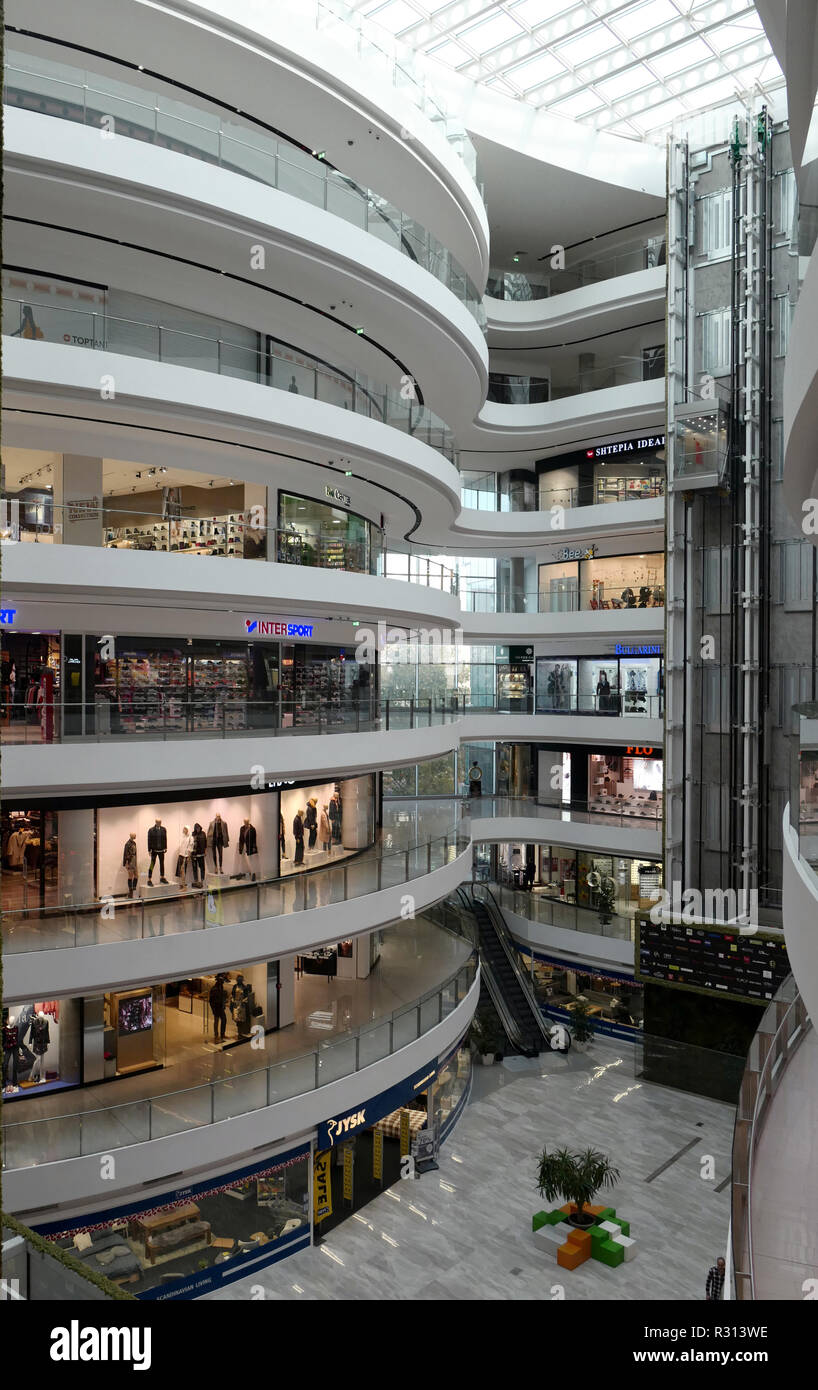 29 octobre 2018, l'Albanie, Tirana : l'Toptani Shopping Centre. Le centre commercial est situé à proximité du centre ville et a été inauguré en 2017. Il compte environ 13 000 mètres carrés de locaux pour la vente sur 7 étages. Photo : Peter Endig/dpa-Zentralbild/ZB Banque D'Images