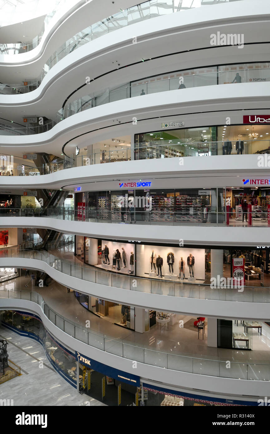 Tirana, Albanie. 29 Oct, 2018. L'Toptani Shopping Centre. Le centre commercial est situé à proximité du centre ville et a été inauguré en 2017. Il compte environ 13 000 mètres carrés de locaux pour la vente sur 7 étages. Crédit : Peter Endig/dpa-Zentralbild/ZB/dpa/Alamy Live News Banque D'Images