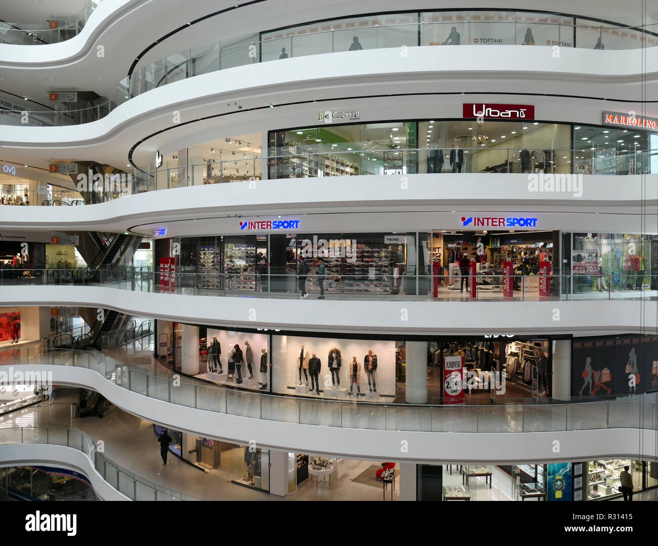 Tirana, Albanie. 29 Oct, 2018. L'Toptani Shopping Centre. Le centre commercial est situé à proximité du centre ville et a été inauguré en 2017. Il compte environ 13 000 mètres carrés de locaux pour la vente sur 7 étages. Crédit : Peter Endig/dpa-Zentralbild/ZB/dpa/Alamy Live News Banque D'Images