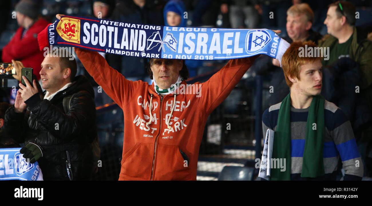 Hampden Park, Glasgow, Royaume-Uni. 20 Nov, 2018. Nations Unies l'UEFA football Ligue, l'Écosse contre Israël ; ventilateur d'Israël avec la moitié et la moitié d'Action Crédit : écharpe Plus Sport/Alamy Live News Banque D'Images
