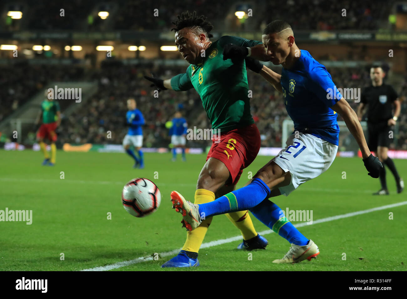 Stadium MK, Milton Keynes, UK. 20 Nov, 2018. Le football international friendly, le Brésil contre Cameroun ; Pierre Kunde du Cameroun tente de bloquer la croix de Richarlison du Brésil : Action Crédit Plus Sport/Alamy Live News Banque D'Images