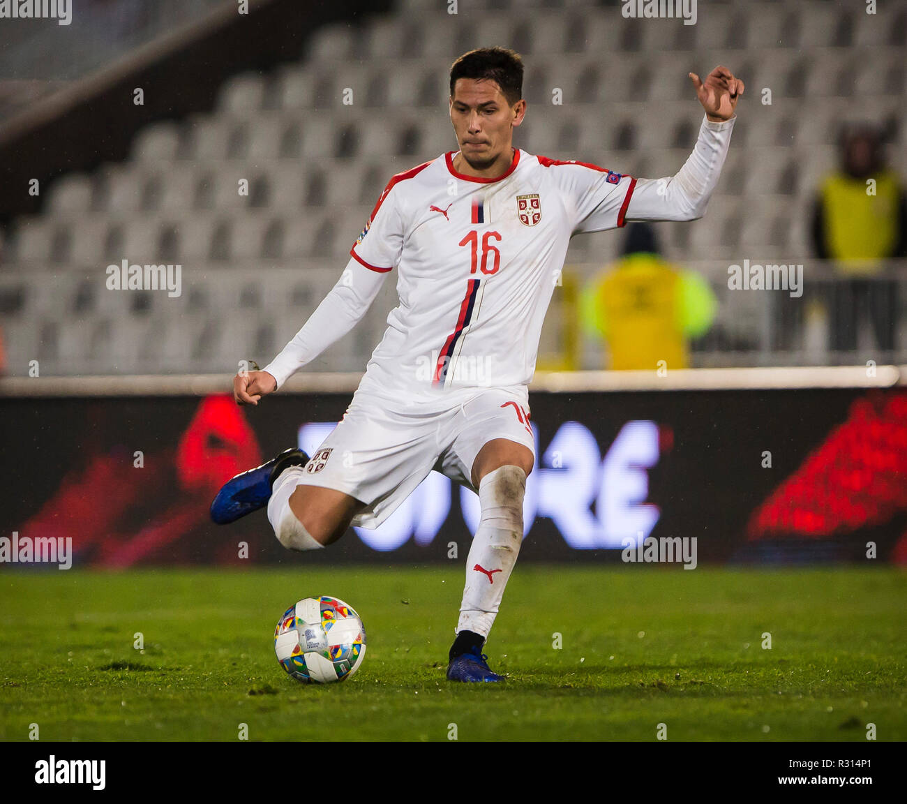 Stadion FK Partizan Belgrade, Belgrade, Serbie. 20 Nov, 2018. Nations Unies l'UEFA football ligue, la Serbie et la Lituanie ; Sasa Lukic de Serbie traverse la balle : Action Crédit Plus Sport/Alamy Live News Banque D'Images