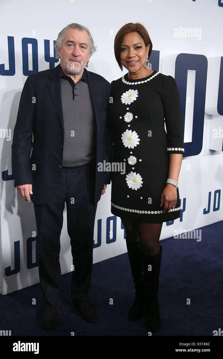 NEW YORK, NY - 13 DÉCEMBRE : Robert De Niro, Grace Hightower, James Packer assiste à la première de 'Joy' au Ziegfeld Theatre le 13 décembre 2015 dans la ville de New York. People : Robert De Niro, Grace Hightower Banque D'Images