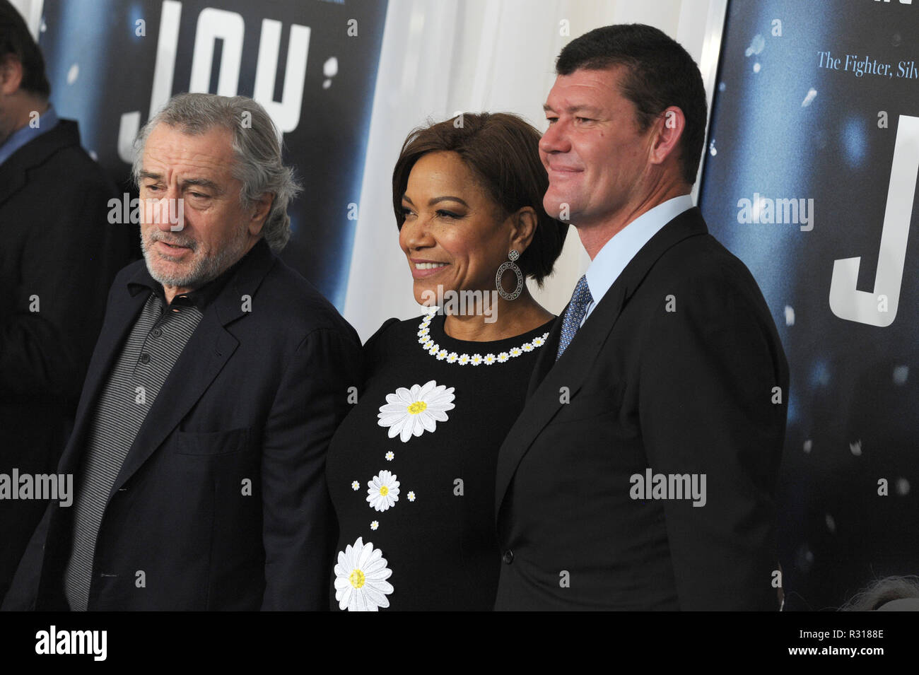 NEW YORK, NY - 13 DÉCEMBRE : Robert De Niro, Grace Hightower, James Packer assiste à la première de 'Joy' au Ziegfeld Theatre le 13 décembre 2015 dans la ville de New York. People : Robert De Niro, Grace Hightower, James Packer Banque D'Images