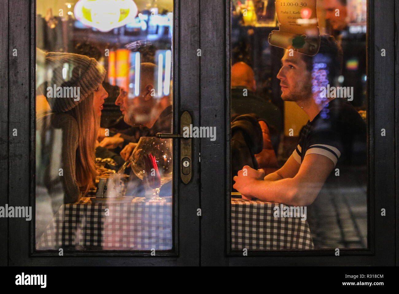 Prague, République tchèque. 18 Nov, 2018. Un couple profitez d'un moment dans un restaurant de la vieille ville de Prague, capitale de la République tchèque, le 18 novembre 2018. Une ville historique, la capitale tchèque est décoré avec de nombreux monuments médiévaux. Le long de la Voltava River, de la vieille ville, la petite ville et la nouvelle Ville ont été construits entre le 11e et 18e siècles. Le centre historique de Prague a été inclus dans la Liste du patrimoine mondial de l'UNESCO en 1992. Credit : Zheng Huansong/Xinhua/Alamy Live News Banque D'Images