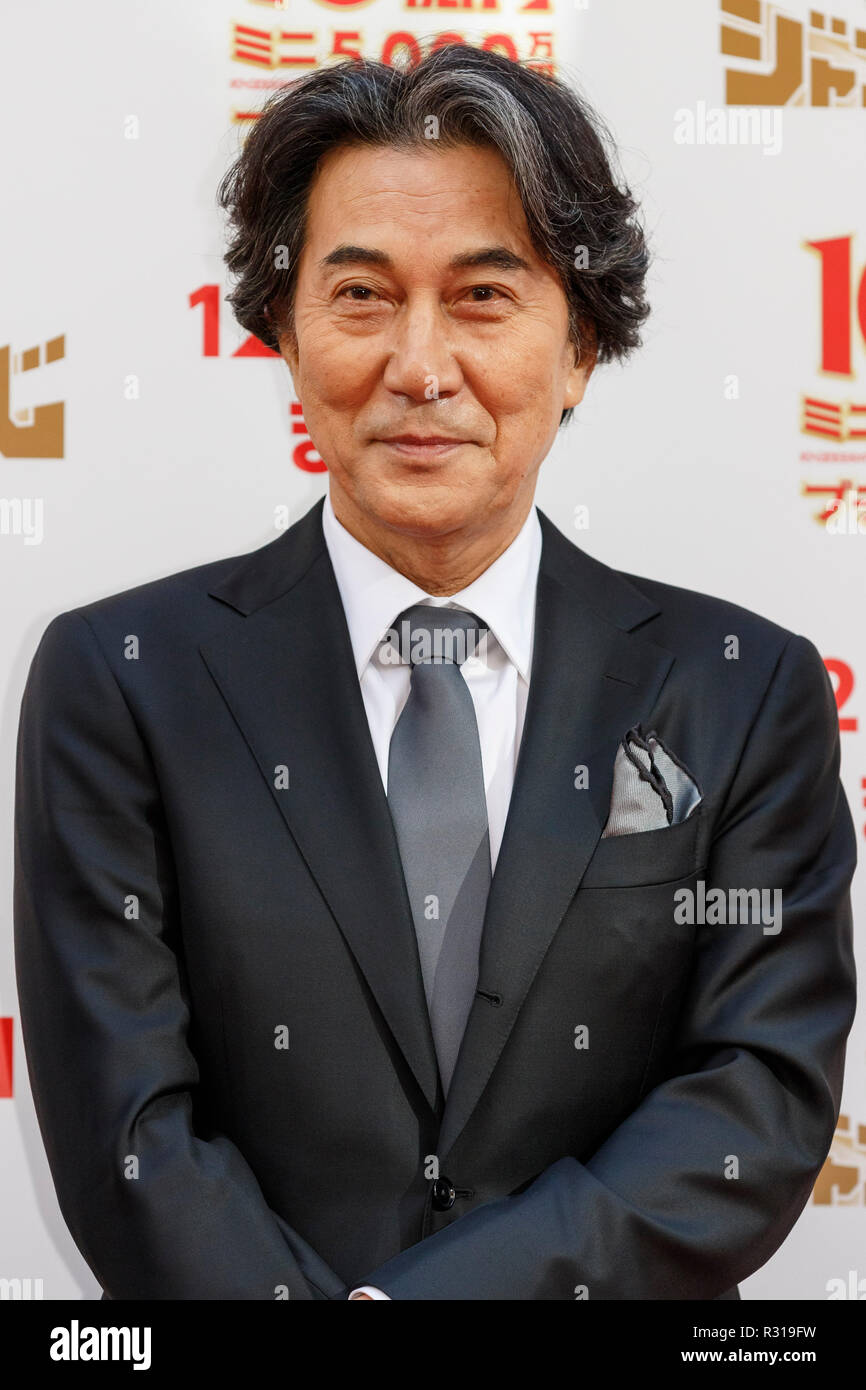 Koji Yakusho acteur japonais assiste à un événement spécial au cours de la première journée de vente pour la fin de l'exercice annuel de loterie jumbo le 21 novembre 2018, Tokyo, Japon. Tôt le matin les gens alignés pour acheter leurs billets de loterie à la 1ère fenêtre ticket à Ginza, qui est bien connue pour produire des grands gagnants. Cette année, le premier prix est de 1 milliards de yens (env. US$ 8,9 millions) et chaque ticket coûte 300 yen (US$ 2,65). Les ventes de billets continuent à travers le pays jusqu'au 21 décembre. Credit : Rodrigo Reyes Marin/AFLO/Alamy Live News Banque D'Images