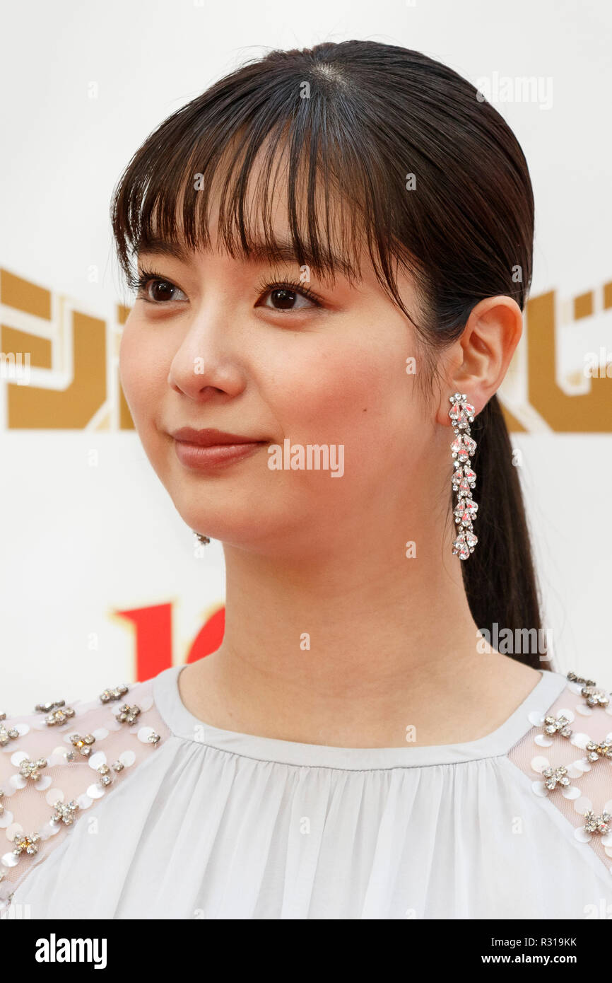 L'actrice japonaise Yua Shinkawa assiste à un événement spécial au cours de la première journée de vente pour la fin de l'exercice annuel de loterie jumbo le 21 novembre 2018, Tokyo, Japon. Tôt le matin les gens alignés pour acheter leurs billets de loterie à la 1ère fenêtre ticket à Ginza, qui est bien connue pour produire des grands gagnants. Cette année, le premier prix est de 1 milliards de yens (env. US$ 8,9 millions) et chaque ticket coûte 300 yen (US$ 2,65). Les ventes de billets continuent à travers le pays jusqu'au 21 décembre. Credit : Rodrigo Reyes Marin/AFLO/Alamy Live News Banque D'Images