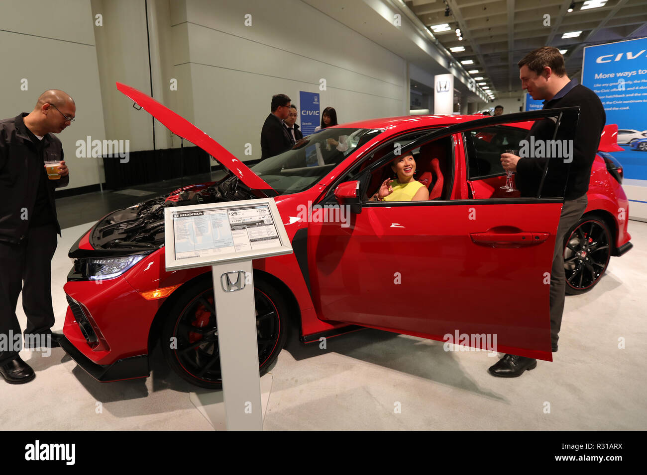 San Francisco, USA. 20 Nov, 2018. Les gens assistent à la 61e Salon International de l'Auto San Francisco lors de sa journée d'aperçu des médias à San Francisco, aux États-Unis, le 20 novembre, 2018. Salon de l'auto se déroule du 21 novembre au 25 novembre. Credit : Liu Yilin/Xinhua/Alamy Live News Banque D'Images