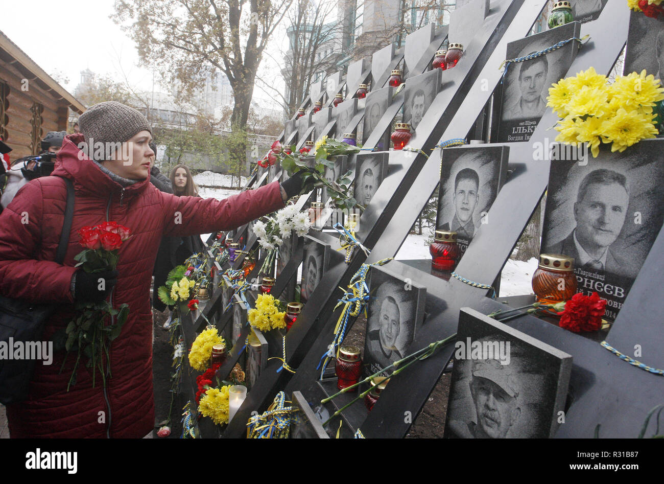 Kiev, Kiev, Ukraine. 21 Nov, 2018. Les Ukrainiens déposer des fleurs au monument de l'EuroMaidan lors du 5ème anniversaire des militants de la révolution de la dignité à Kiev.Euromaidan révolution ou révolution de la dignité a été une vague de manifestations et troubles civils en Ukraine, qui a commencé dans la nuit du 21 novembre 2013 avec des manifestations publiques à la place de l'Indépendance à Kiev, exigeant l'intégration européenne. Les protestations ont conduit à la révolution ukrainienne de 2014 et la destitution du Président Viktor Ianoukovitch. Crédit : Pavlo Gonchar SOPA/Images/ZUMA/Alamy Fil Live News Banque D'Images