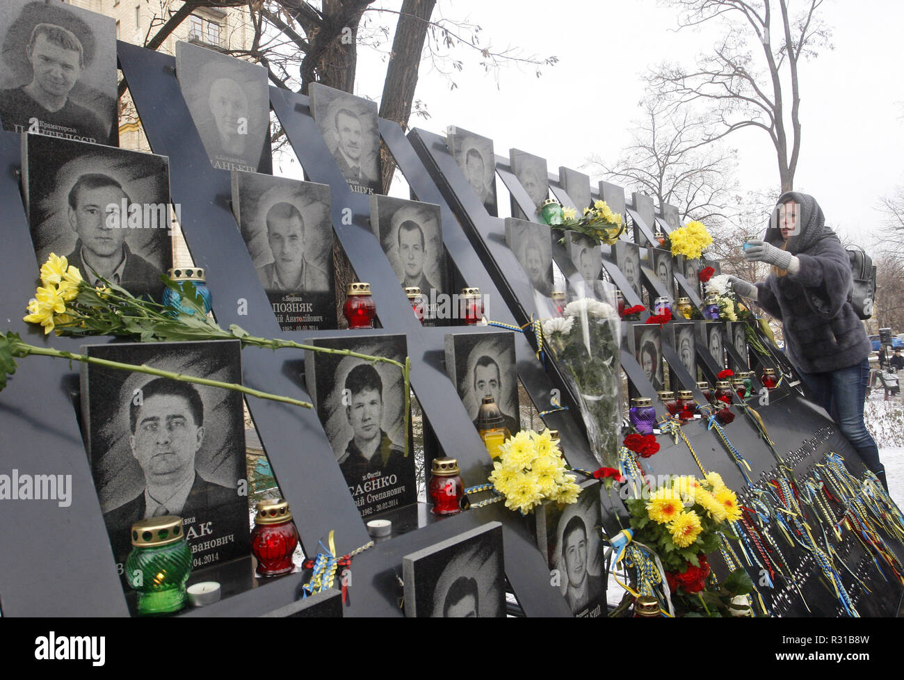 Kiev, Kiev, Ukraine. 21 Nov, 2018. Les Ukrainiens déposer des fleurs au monument de l'EuroMaidan lors du 5ème anniversaire des militants de la révolution de la dignité à Kiev.Euromaidan révolution ou révolution de la dignité a été une vague de manifestations et troubles civils en Ukraine, qui a commencé dans la nuit du 21 novembre 2013 avec des manifestations publiques à la place de l'Indépendance à Kiev, exigeant l'intégration européenne. Les protestations ont conduit à la révolution ukrainienne de 2014 et la destitution du Président Viktor Ianoukovitch. Crédit : Pavlo Gonchar SOPA/Images/ZUMA/Alamy Fil Live News Banque D'Images