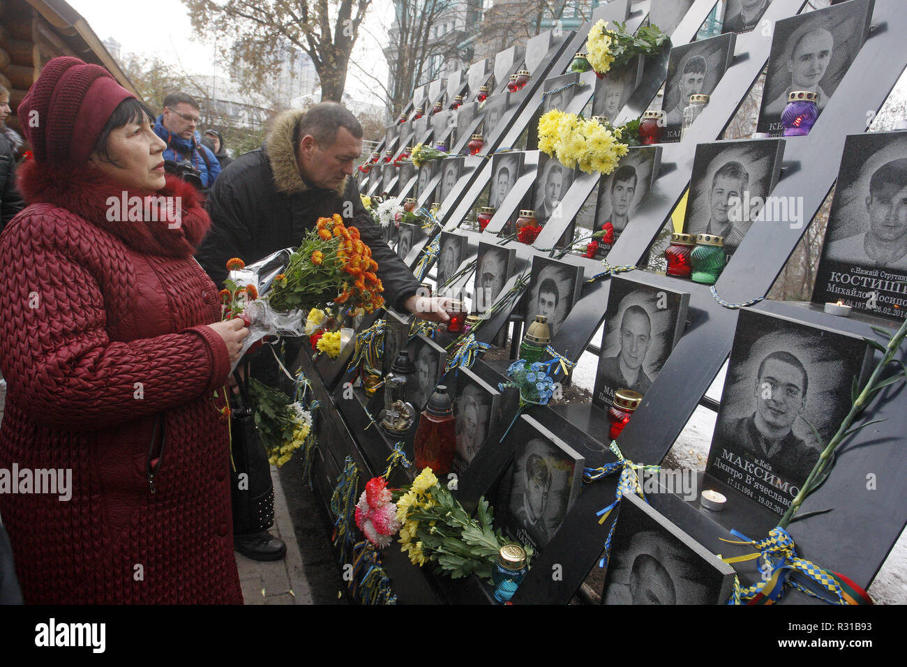 Kiev, Kiev, Ukraine. 21 Nov, 2018. Les Ukrainiens déposer des fleurs au monument de l'EuroMaidan lors du 5ème anniversaire des militants de la révolution de la dignité à Kiev.Euromaidan révolution ou révolution de la dignité a été une vague de manifestations et troubles civils en Ukraine, qui a commencé dans la nuit du 21 novembre 2013 avec des manifestations publiques à la place de l'Indépendance à Kiev, exigeant l'intégration européenne. Les protestations ont conduit à la révolution ukrainienne de 2014 et la destitution du Président Viktor Ianoukovitch. Crédit : Pavlo Gonchar SOPA/Images/ZUMA/Alamy Fil Live News Banque D'Images