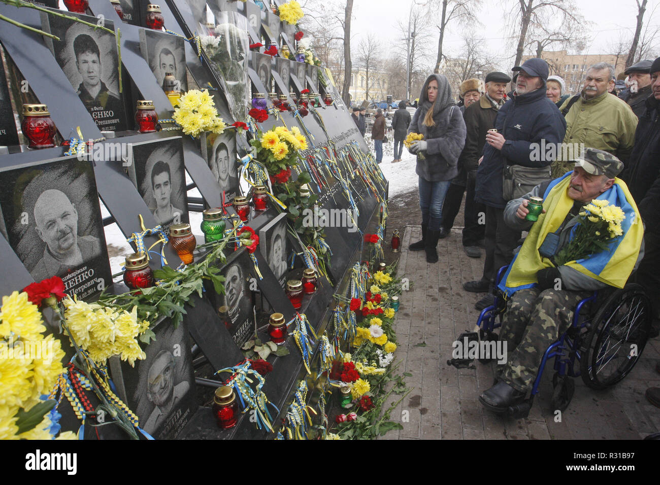 Kiev, Kiev, Ukraine. 21 Nov, 2018. Les Ukrainiens déposer des fleurs au monument de l'EuroMaidan lors du 5ème anniversaire des militants de la révolution de la dignité à Kiev.Euromaidan révolution ou révolution de la dignité a été une vague de manifestations et troubles civils en Ukraine, qui a commencé dans la nuit du 21 novembre 2013 avec des manifestations publiques à la place de l'Indépendance à Kiev, exigeant l'intégration européenne. Les protestations ont conduit à la révolution ukrainienne de 2014 et la destitution du Président Viktor Ianoukovitch. Crédit : Pavlo Gonchar SOPA/Images/ZUMA/Alamy Fil Live News Banque D'Images